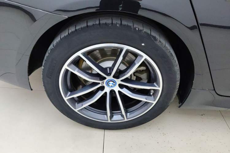 Used BMW 5 Series New Energy 2022 Restyled 535Le M Sport Package Right Rear Wheel Hub