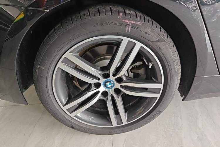 Used BMW 5 Series New Energy 2022 Second Facelift 535Le Luxury Package Right Rear Wheel Hub