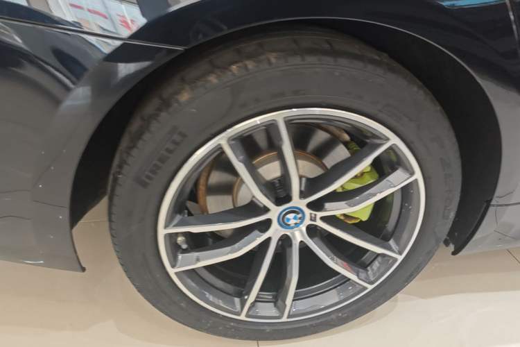 Used BMW 5 Series New Energy 2022 Restyled 535Le Pioneer Edition M Sport Package Right Rear Wheel Hub