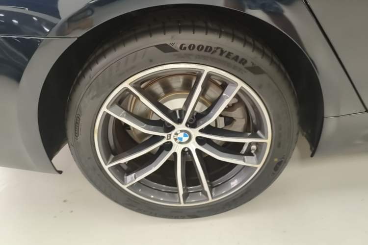 Used BMW 5 Series New Energy 2022 Restyled 535Le M Sport Package Right Rear Wheel Hub