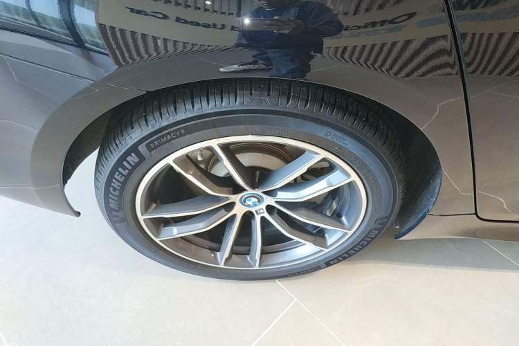 Used BMW 5 Series New Energy 2022 Second Facelift 535Le M Sport Package Right Rear Wheel Hub