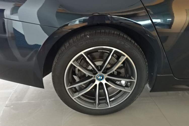 Used BMW 5 Series New Energy 2022 Restyled 535Le M Sport Package Right Rear Wheel Hub