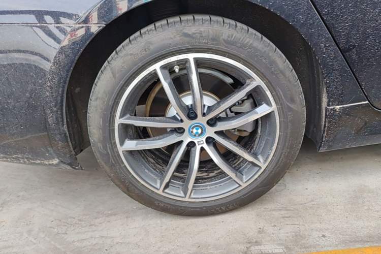 Used BMW 5 Series New Energy 2022 Restyled 535Le M Sport Package Right Rear Wheel Hub