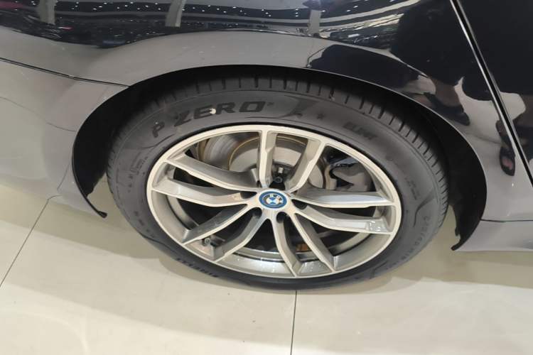 Used BMW 5 Series New Energy 2022 Second Facelift 535Le M Sport Package Right Rear Wheel Hub