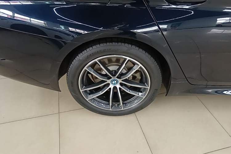 Used BMW 5 Series New Energy 2022 Restyled 535Le M Sport Package Right Rear Wheel Hub