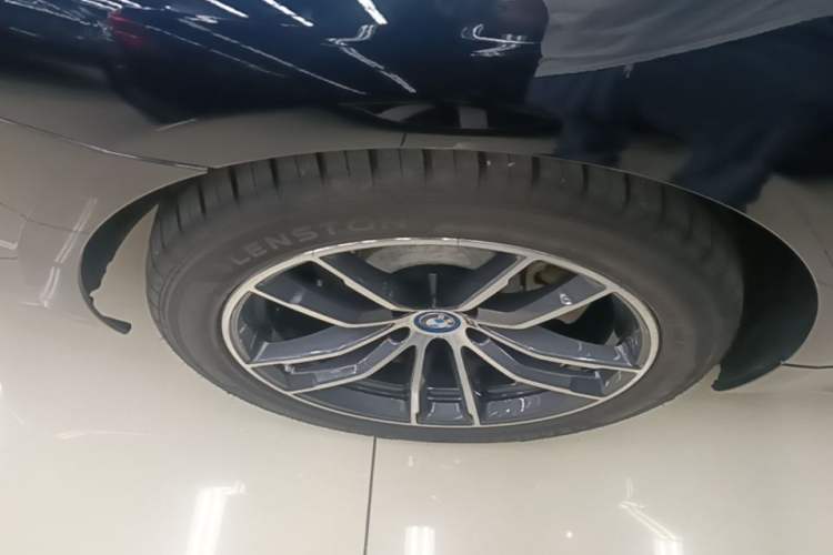 Used BMW 5 Series New Energy 2022 Restyled 535Le M Sport Package Right Rear Wheel Hub