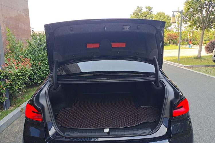 Used BMW 5 Series New Energy 2022 Restyled 535Le Pioneer Edition M Sport Package Trunk