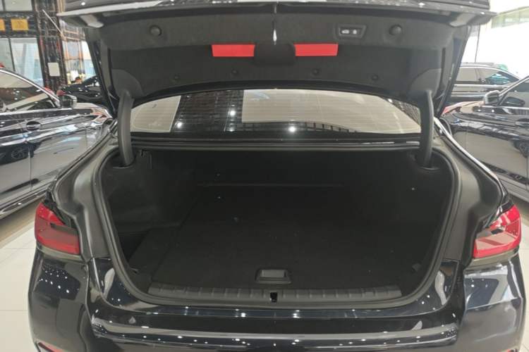 Used BMW 5 Series New Energy 2022 Restyled 535Le Pioneer Edition M Sport Package Trunk