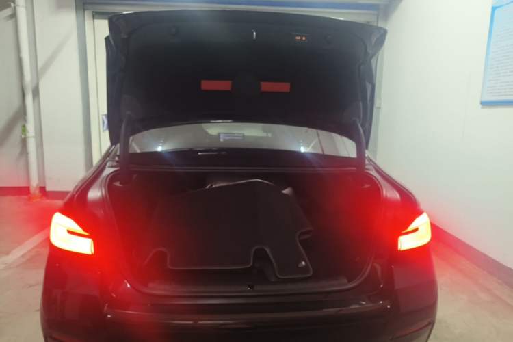 Used BMW 5 Series New Energy 2022 Restyled 535Le M Sport Package Trunk