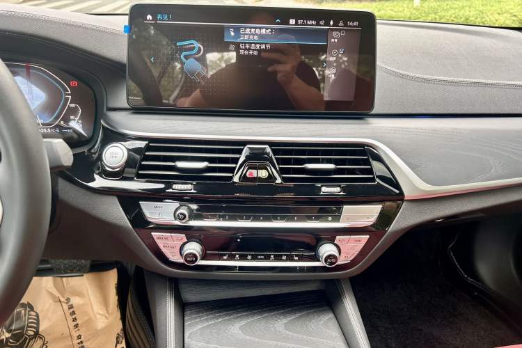 Used BMW 5 Series New Energy 2022 535Le M Sport Package Audio And AC Panel