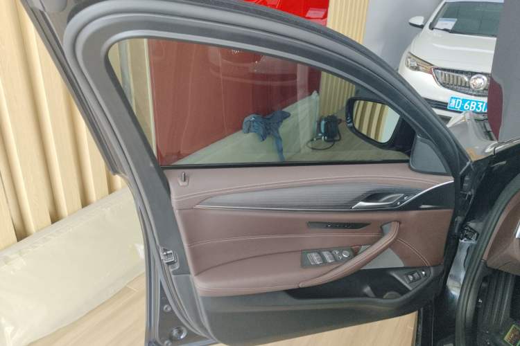 Used BMW 5 Series New Energy 2022 535Le M Sport Package Left Front Door Interior