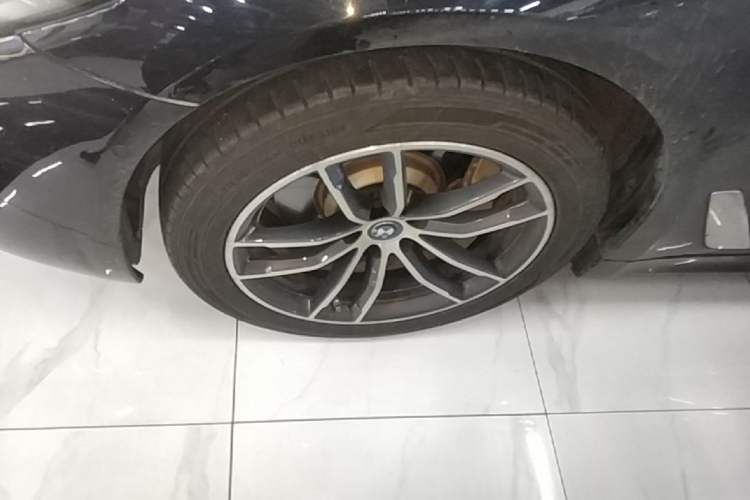 Used BMW 5 Series New Energy 2022 Second Facelift 535Le M Sport Package Left Front Wheel Hub