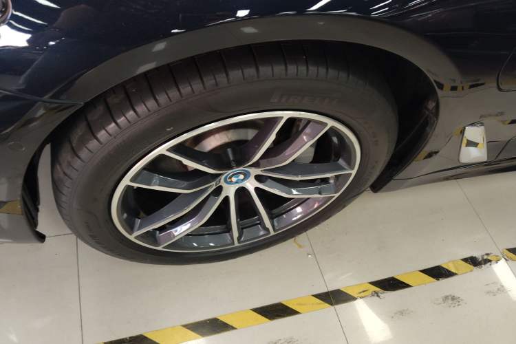 Used BMW 5 Series New Energy 2022 535Le M Sport Package Left Front Wheel Hub