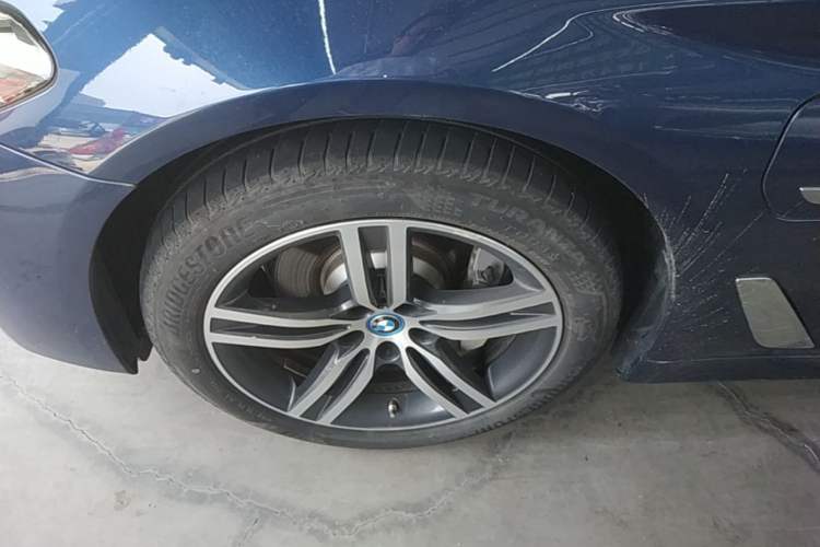 Used BMW 5 Series New Energy 2022 Updated Version 535Le Luxury Package Left Front Wheel Hub