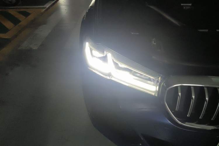 Used BMW 5 Series New Energy 2022 535Le Pioneer Edition M Sport Package Right Front Headlight