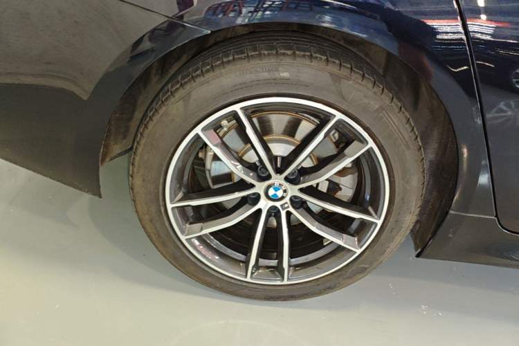 Used BMW 5 Series New Energy 2022 535Le M Sport Package Right Rear Wheel Hub
