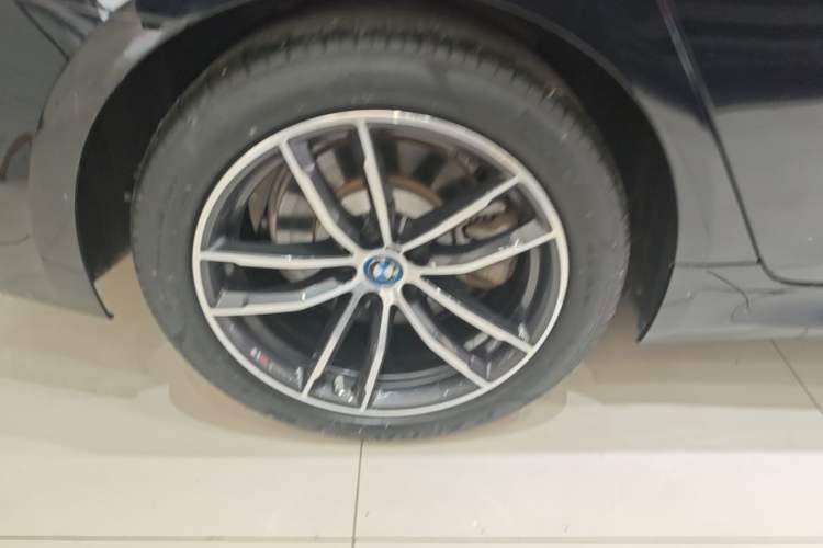 Used BMW 5 Series New Energy 2022 535Le M Sport Package Right Rear Wheel Hub