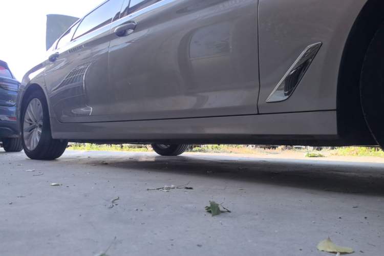 Used BMW 5 Series New Energy 2022 535Le Luxury Package Right Side Sill