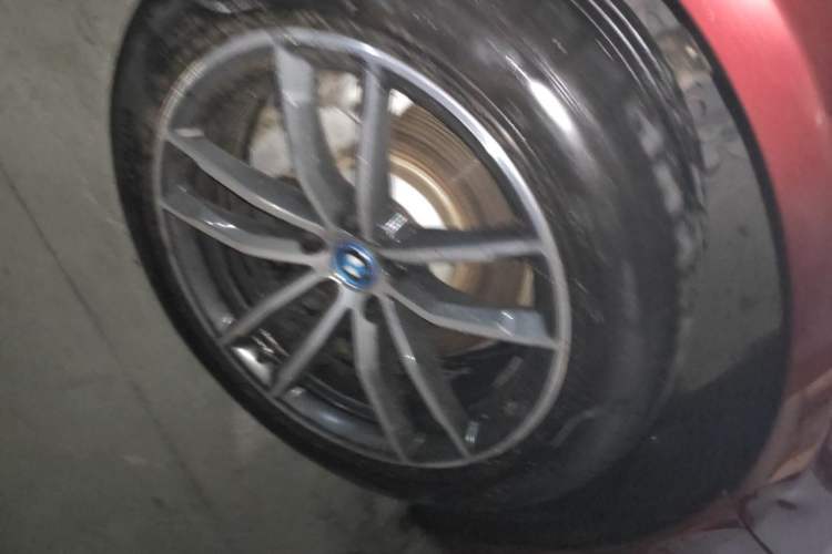 Used BMW 5 Series New Energy 2022 Second Facelift 535Le M Sport Package Right Front Wheel Hub