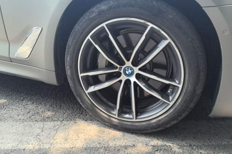 Used BMW 5 Series New Energy 2022 Second Facelift 535Le M Sport Package Right Front Wheel Hub