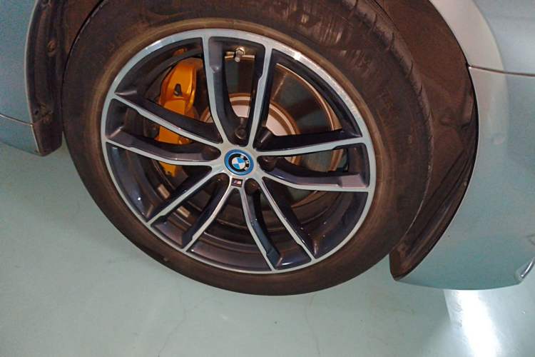 Used BMW 5 Series New Energy 2022 Updated Version 535Le Luxury Package Right Front Wheel Hub