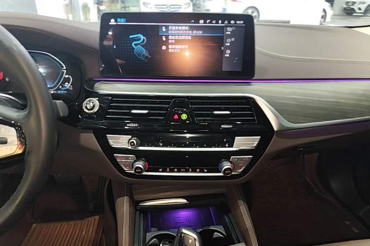Used BMW 5 Series New Energy 2022 Updated Version 535Le Luxury Package Audio And AC Panel