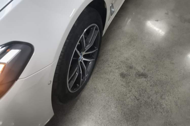 Used BMW 5 Series New Energy 2022 Restyled 535Le M Sport Package Left Front Wheel Hub