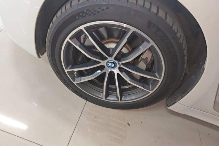 Used BMW 5 Series New Energy 2022 Second Facelift 535Le M Sport Package Left Front Wheel Hub
