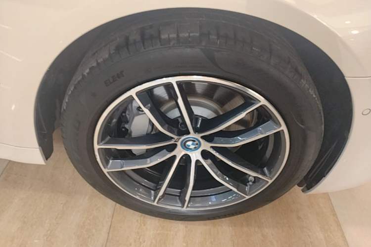 Used BMW 5 Series New Energy 2022 Second Facelift 535Le Pioneer Edition M Sport Package Left Front Wheel Hub