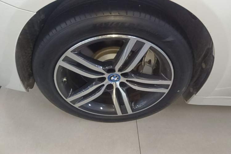 Used BMW 5 Series New Energy 2022 Restyled 535Le M Sport Package Left Front Wheel Hub