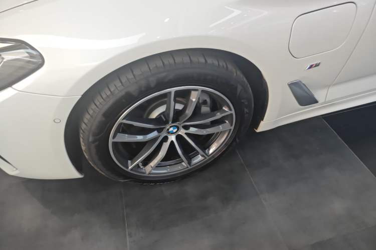 Used BMW 5 Series New Energy 2022 535Le Pioneer Edition M Sport Package Left Front Wheel Hub