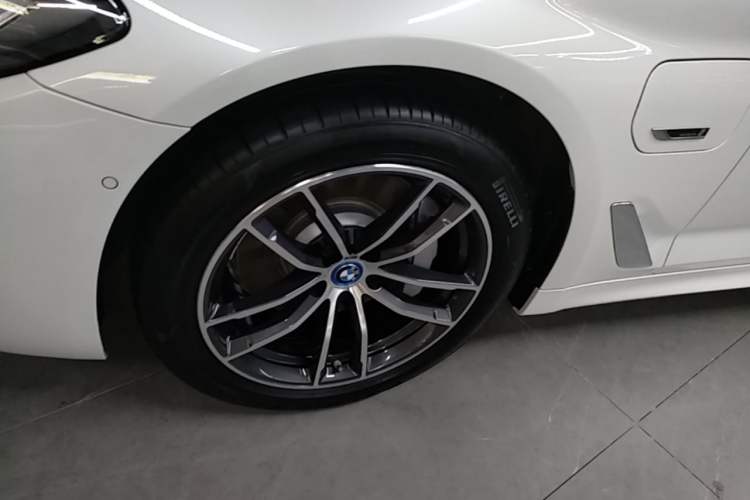 Used BMW 5 Series New Energy 2022 Restyled 535Le M Sport Package Left Front Wheel Hub