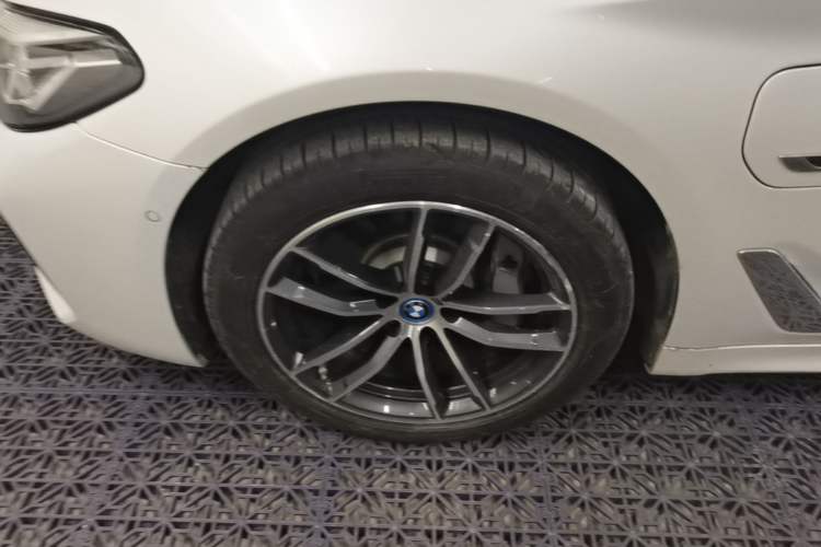 Used BMW 5 Series New Energy 2022 Restyled 535Le M Sport Package Left Front Wheel Hub