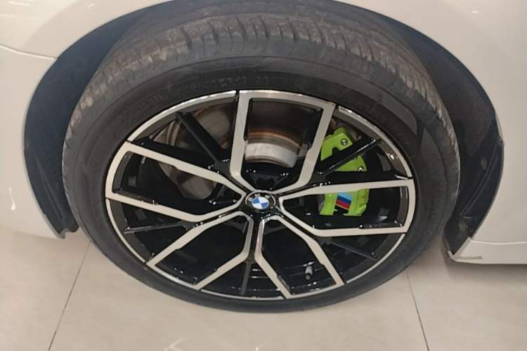 Used BMW 5 Series New Energy 2022 Updated Version 535Le Luxury Package Left Front Wheel Hub