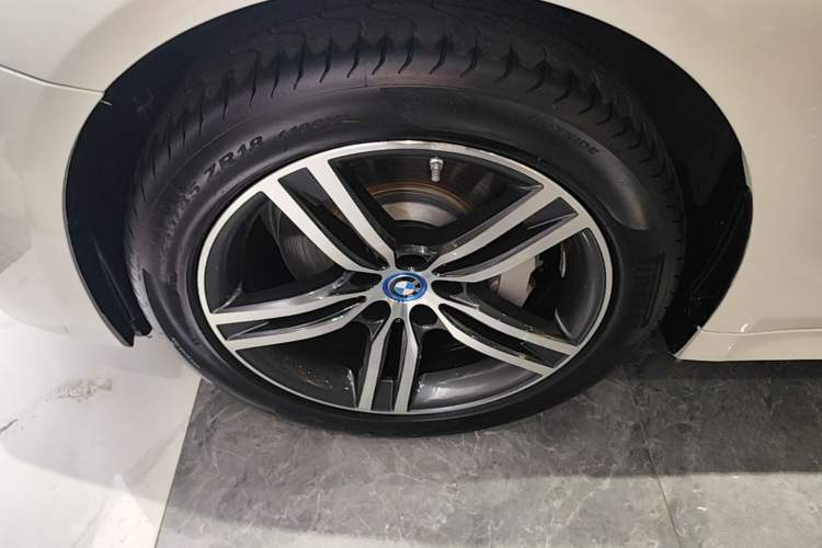 Used BMW 5 Series New Energy 2022 Updated Version 535Le Luxury Package Left Front Wheel Hub