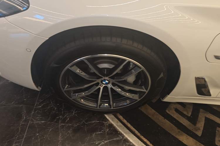 Used BMW 5 Series New Energy 2022 Second Facelift 535Le M Sport Package Left Front Wheel Hub