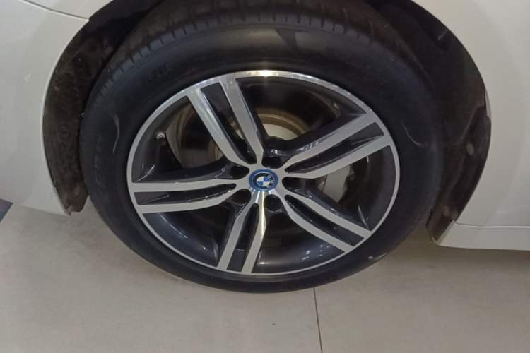 Used BMW 5 Series New Energy 2022 Restyled 535Le M Sport Package Left Front Wheel Hub