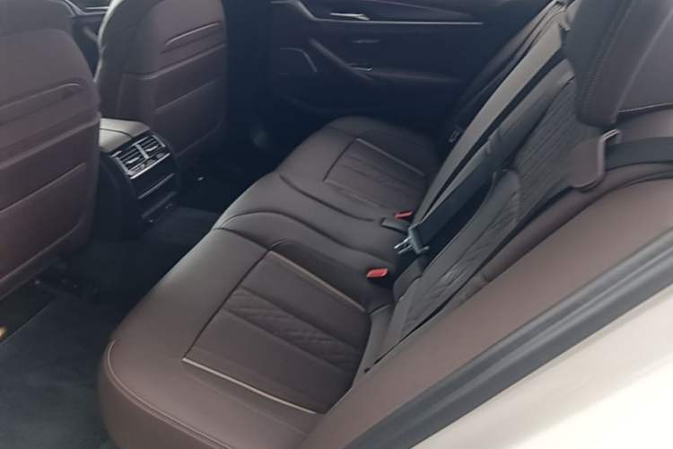 Used BMW 5 Series New Energy 2022 Second Facelift 535Le Pioneer Edition M Sport Package Left Rear Seat
