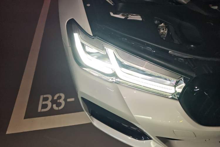 Used BMW 5 Series New Energy 2022 Revised Version 3 535Le Pioneer Edition M Sport Package Right Front Headlight