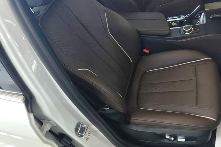 Used BMW 5 Series New Energy 2022 Restyled 535Le M Sport Package Right Front Seat
