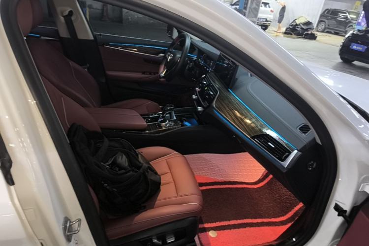 Used BMW 5 Series New Energy 2022 535Le Luxury Package Right Front Seat