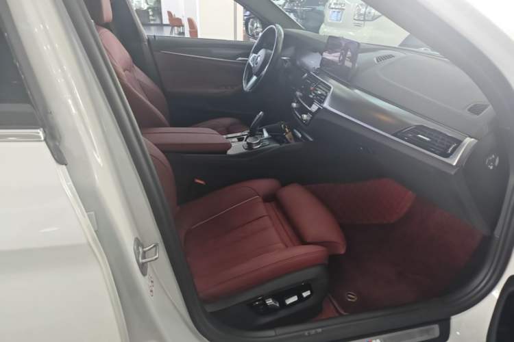 Used BMW 5 Series New Energy 2022 535Le Pioneer Edition M Sport Package Right Front Seat