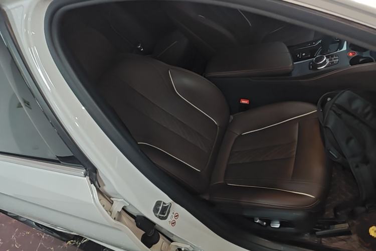 Used BMW 5 Series New Energy 2022 Restyled 535Le M Sport Package Right Front Seat