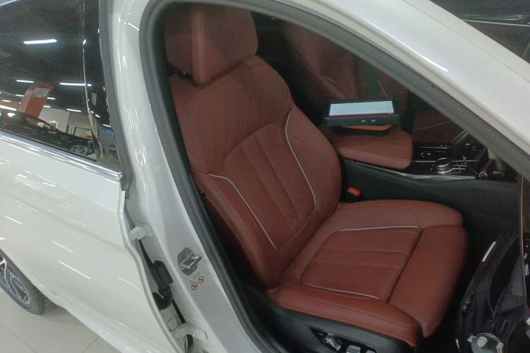 Used BMW 5 Series New Energy 2022 Second Facelift 535Le Pioneer Edition M Sport Package Right Front Seat
