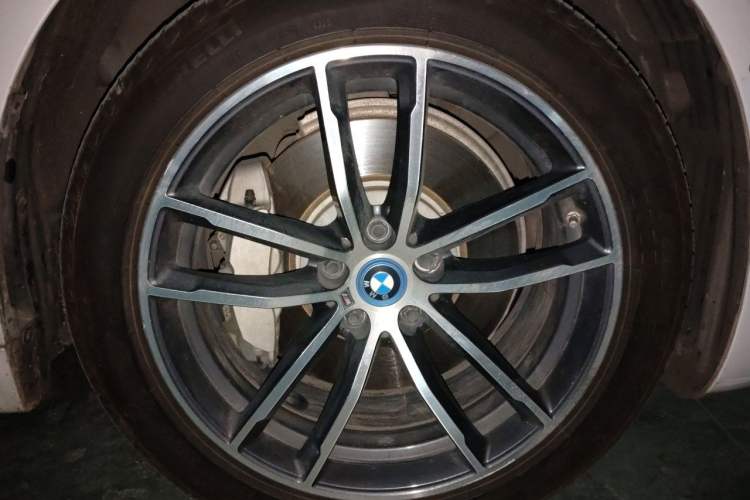 Used BMW 5 Series New Energy 2022 Second Facelift 535Le Pioneer Edition M Sport Package Right Front Wheel Hub