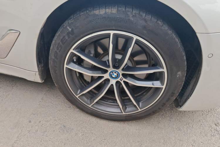 Used BMW 5 Series New Energy 2022 Restyled 535Le Pioneer Edition M Sport Package Right Front Wheel Hub