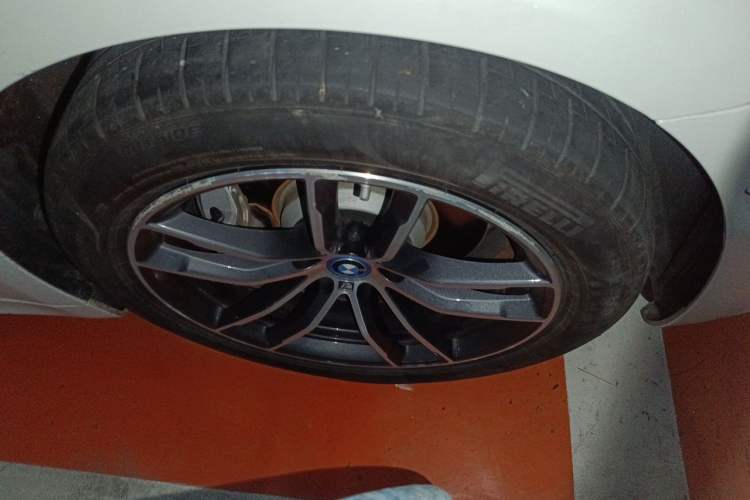 Used BMW 5 Series New Energy 2022 Restyled 535Le Pioneer Edition M Sport Package Right Front Wheel Hub