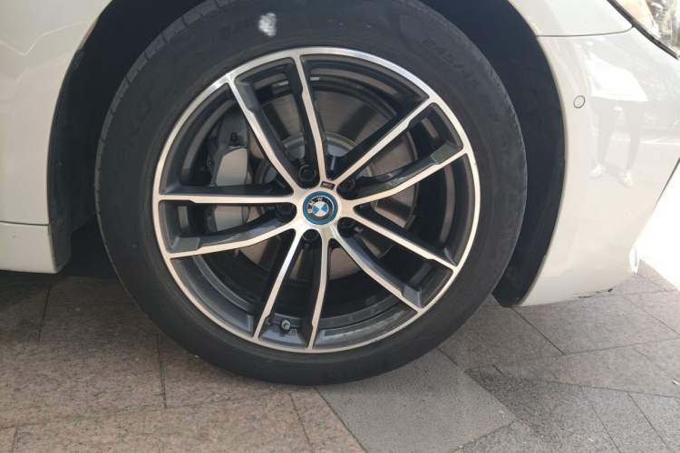 Used BMW 5 Series New Energy 2022 Updated Version 535Le Luxury Package Right Front Wheel Hub