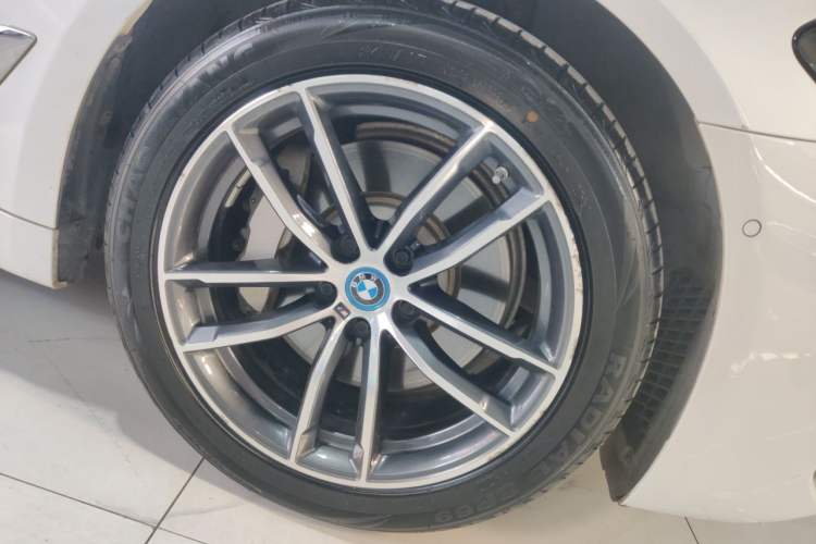 Used BMW 5 Series New Energy 2022 Restyled 535Le M Sport Package Right Front Wheel Hub