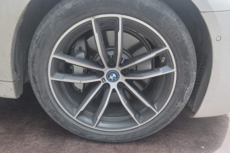 Used BMW 5 Series New Energy 2022 Restyled 535Le Pioneer Edition M Sport Package Right Front Wheel Hub